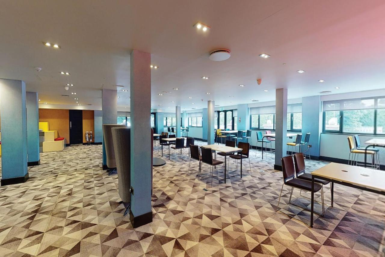 Village Hotel Warrington Exterior foto